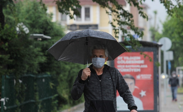 Çöl sıcaklarının ardından Bursalılar yağmurla serinledi