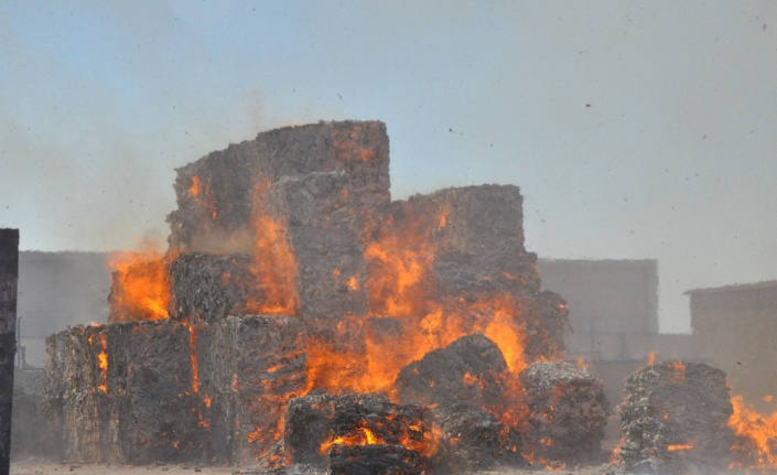 Karacabey'de bir karton fabrikasında yangın çıktı