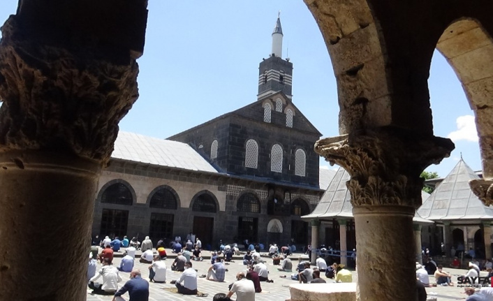 Tarihi Ulu Cami’de sosyal mesafeli ikinci cuma namazı