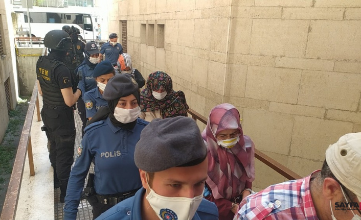 Bursa'daki FETÖ operasyonunda gözaltına alınanlar adliyeye sevk edildi
