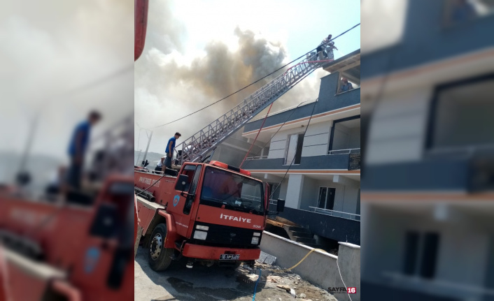 Karacabey’de apartmanın çatısı alev alev yandı