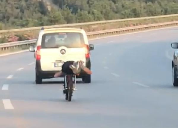 Bursa'da pes dedirten görüntü! Motosikleti yüzüstü yatarak kullandı