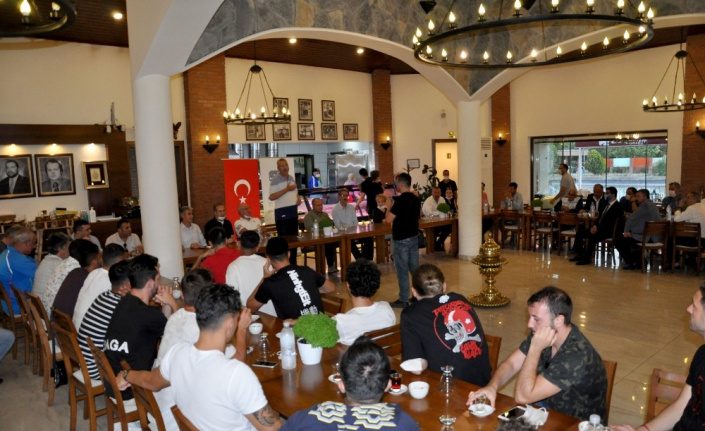 Özkan’dan Karacabey Belediyespor’a şampiyonluk yemeği