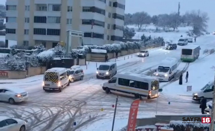 Bursa'da araçların 'buzda dansı' kamerada