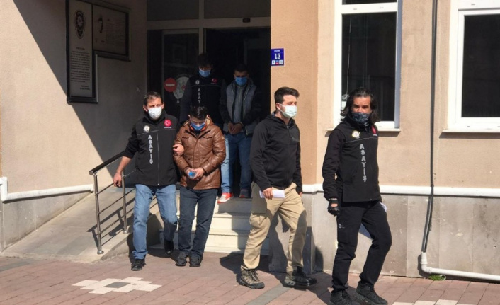 Ev sahiplerinin uyuduğu sırada hırsızlık yapan şüpheliler Bursa’da yakalandı