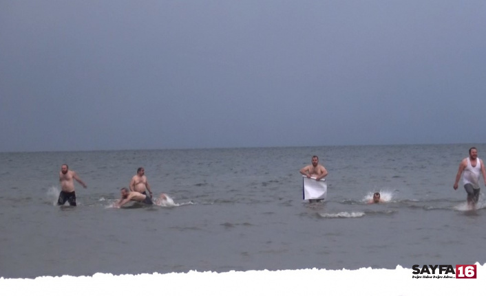 Mehmetçiği anlamak için buz gibi havada göle girdiler