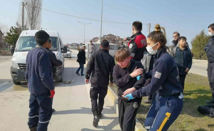 Bursa’da öğrenci servisi ile minibüs çarpıştı: 4 yaralı