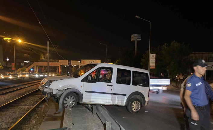 Bursa’da ticari araç metro rayına uçtu