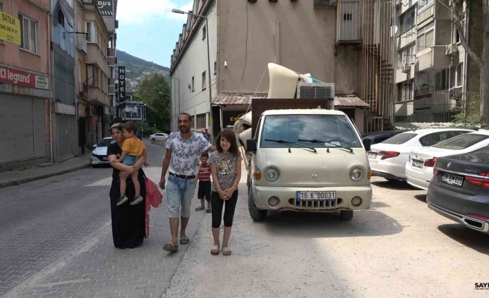 Bursa'da sokakta kalan 3 çocuklu aile otoparka sığındı