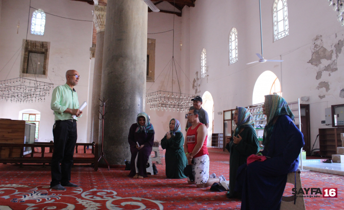 Şehit babası imam, yabancı turistlere İslam'ı anlatıyor