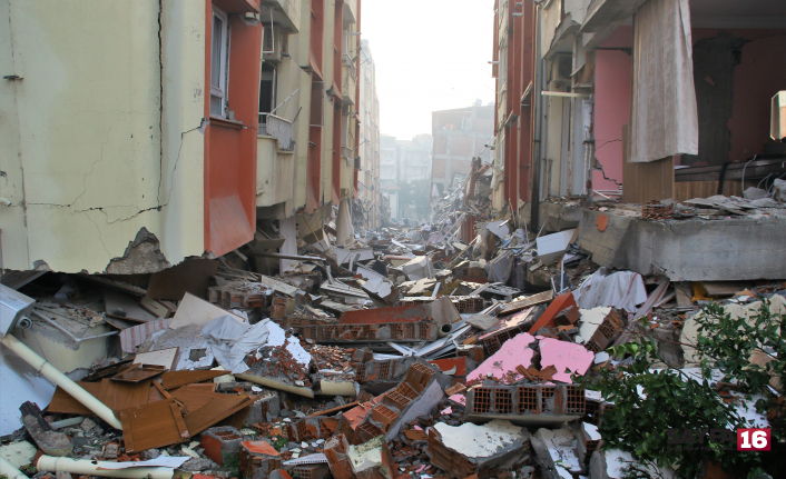 Depremlerin ardından binlerce insan kayıp