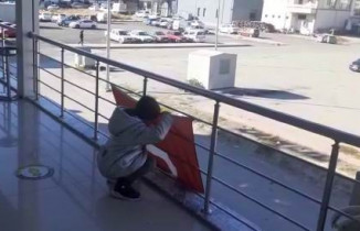 6 yaşındaki kızın bayrak sevgisi: Ters dönen Türk bayrağını önce düzeltti sonra öpüp alnına koydu