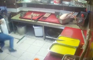 Restoran çalışanları mutfak malzemeleriyle birbirine saldırdı