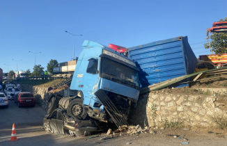 Bursa’da feci kaza! Köprüden uçan tır iki otomobili ezdi