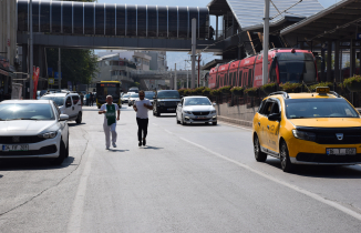 CHP Bursa'dan ilginç eylem. Tramvay hattını tiye aldılar
